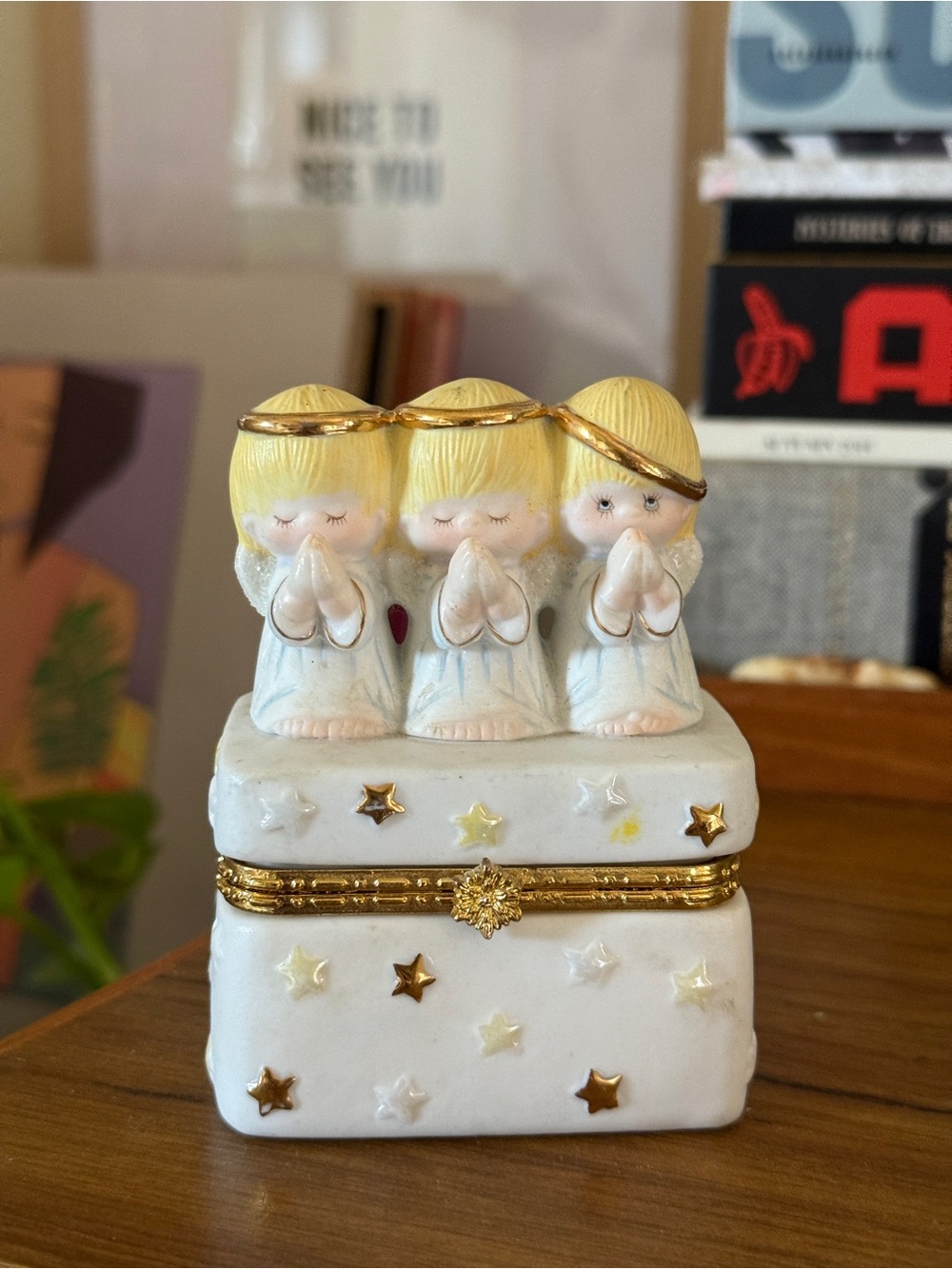 Vtg precious moments Hallmark porcelain trinket box 3 praying angels Figurine